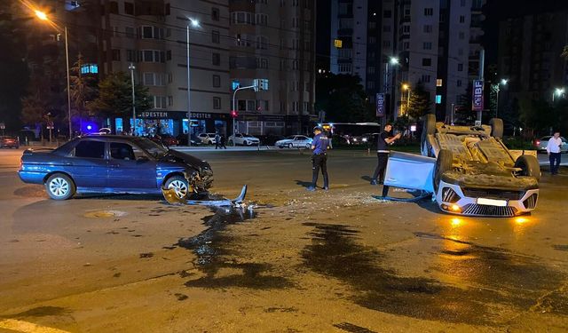 İki Aracın Çarpıştığı Kazada 2 Kişi Yaralandı