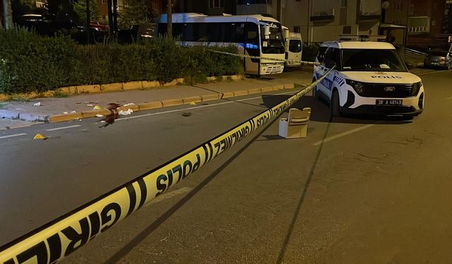 Baba ile Oğlu Arasında Bıçaklı Kavga: 2 Yaralı