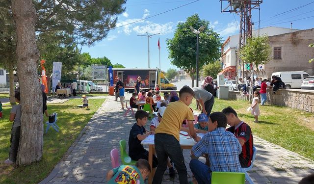 Talas’ta Çocuklar Kitapla, Büyükler Beyaz Masa İle Buluştu