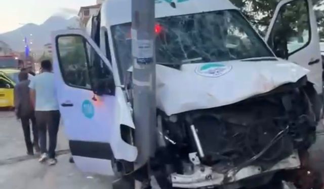 Develi’de Kontrolden Çıkan Minibüs Taksiyi Sürükledi: 2 Yaralı