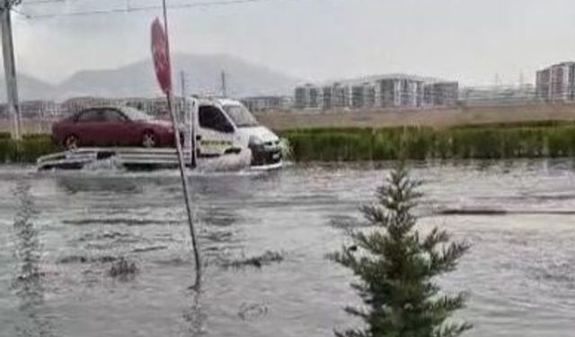 Kayseri'de Şiddetli Yağış Hayatı Felç Etti