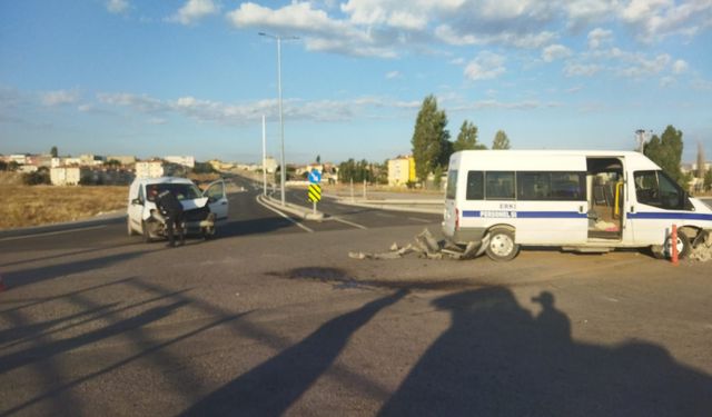 İşçi Servisi ile Hafif Ticari Araç Çarpıştı: 2 Yaralı