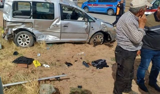 Otomobil ile Hafif Ticari Araç Çarpıştı: 1 Ölü, 3 Yaralı