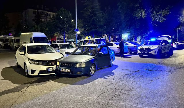 Kayseri’de İki Otomobil Çarpıştı: Anne İle Kızı Yaralandı