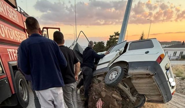 Develi’de Otomobil Aydınlatma Direğine Çarptı: 1 Yaralı