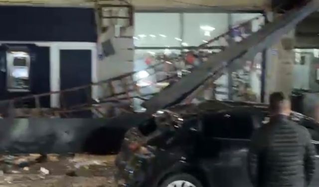 Kayalıklardan İş Yerlerine Düşen Otomobil Ters Döndü