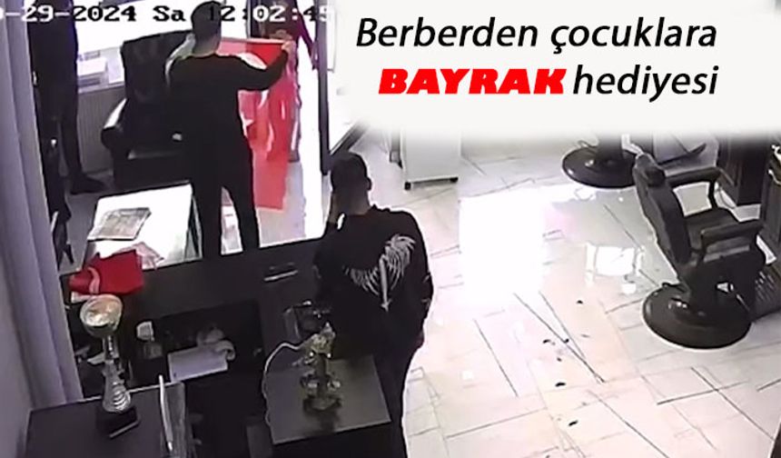 Berberden çocuklara bayrak hediyesi