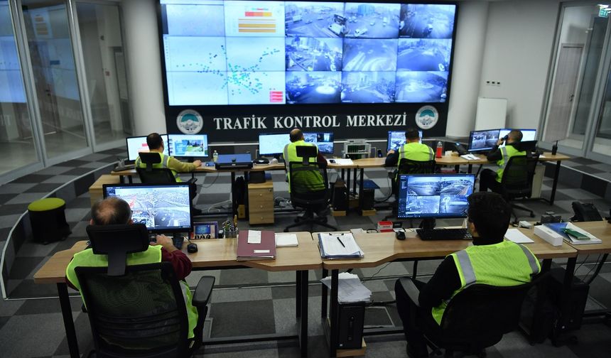 Trafik Kontrol Merkezi’nde 400 kamera ile trafik akışı izleniyor