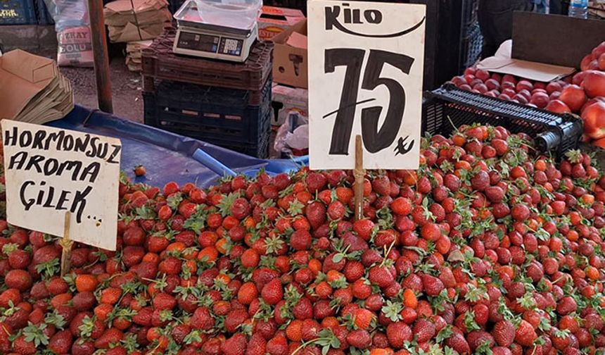 Çilek, pazar tezgahlarında 75 liradan yerini aldı