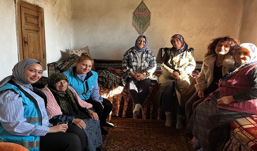 Selanik göçmeni Dönmez’e öğrencilerden hediye