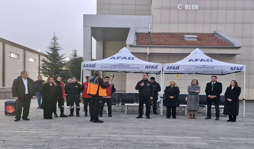 AFAD, öğrencilerle deprem tatbikatı gerçekleştirdi