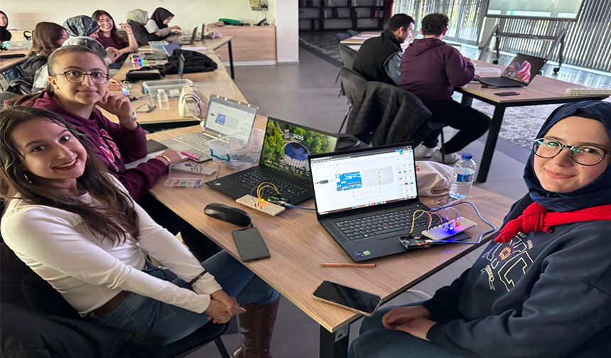Büyükşehir'in Bilişim Akademisi'nden Öğretmen Adaylarına Robotik Kodlama Eğitimi