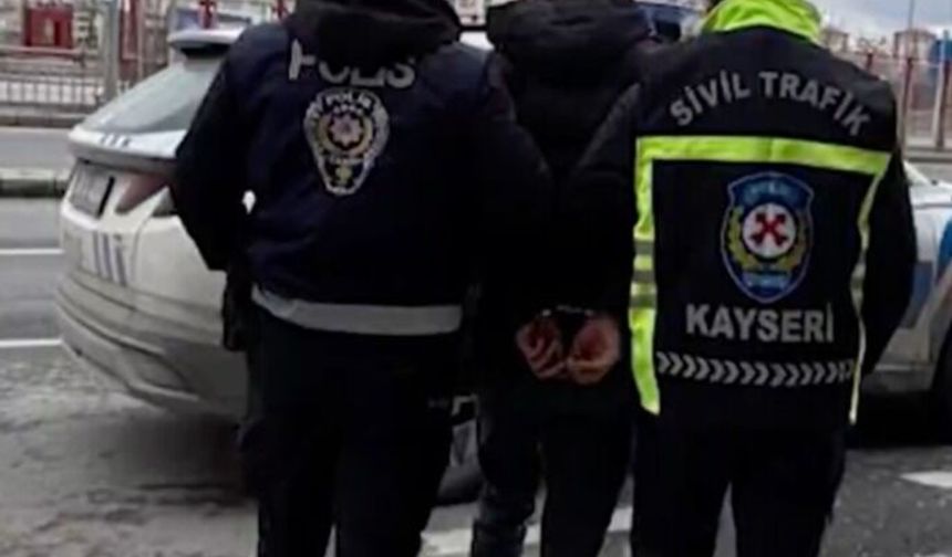 Yüksek ses müzik ile çevreye rahatsızlık veren sürücüye 53 bin liralık cezai işlem ve trafikten men