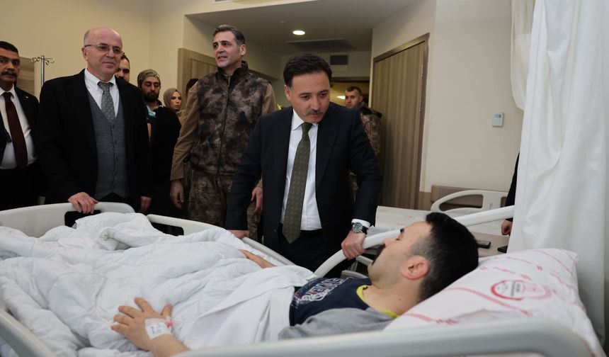 Vali Çiçek'ten operasyonda yaralanan özel harekat polisine ziyaret