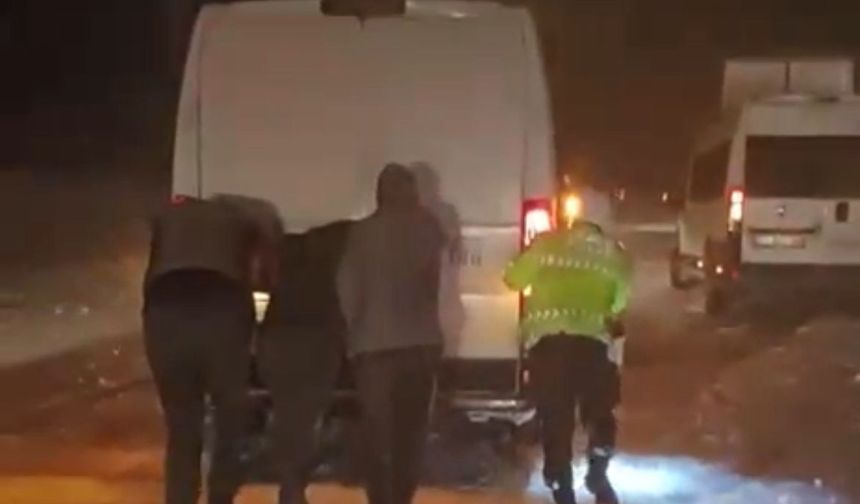 Gürün yolunda yolda kalan araçlara polis ekipleri yardım etti