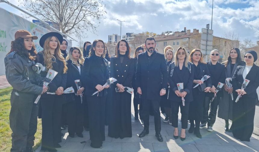 Başkan Güneş, “Bu billboarda bir kadın ismi daha eklenmesin”