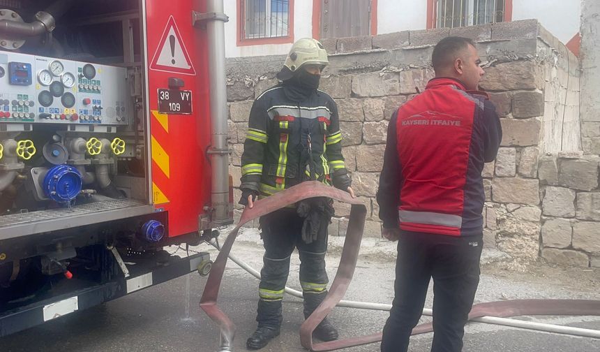 Üç katlı binada çıkan yangın söndürüldü