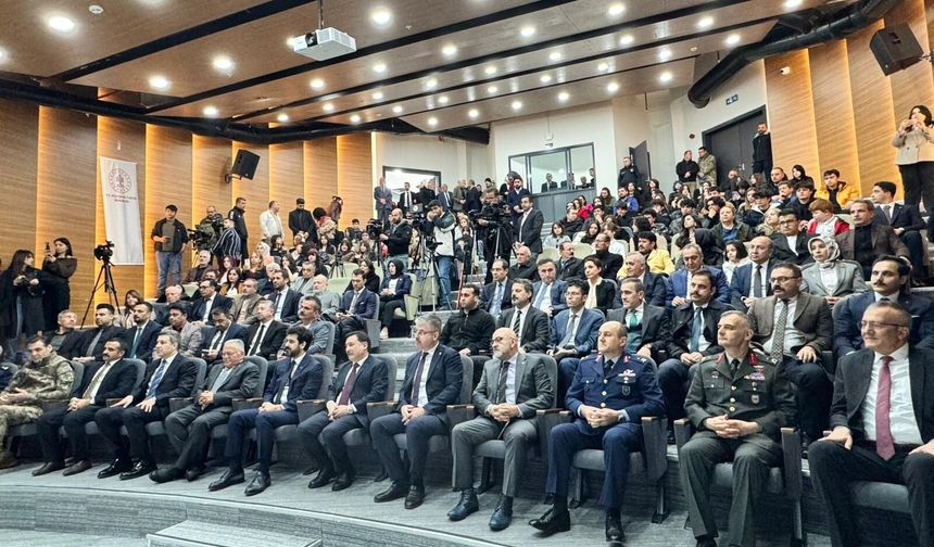 Vali Çiçek; “Kayseri’de en çok keyif aldığım taleplerden birisi; 10’da kapanan kütüphanenin 11’de kapanmasını istediler”