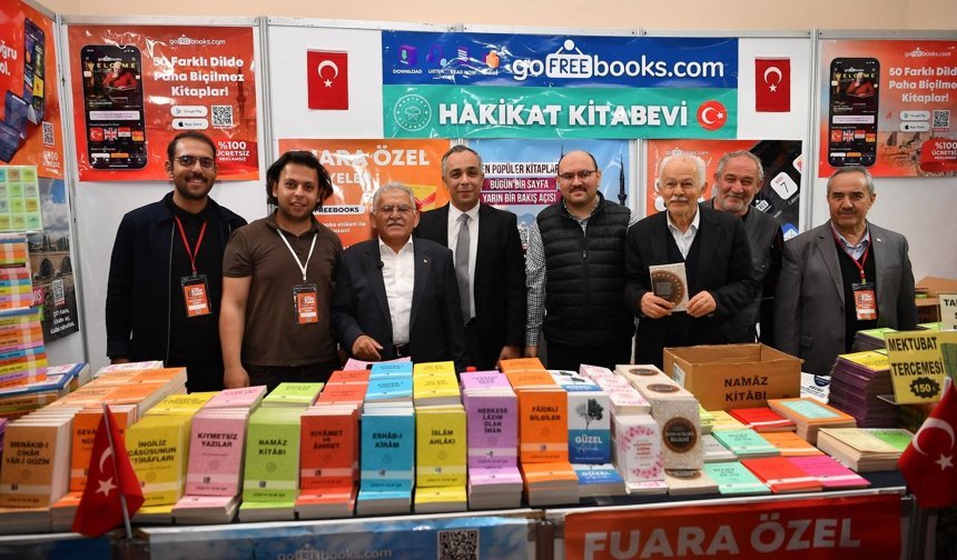 Kitap Fuarı’nda Başkan Büyükkılıç’a Sevgi Seli
