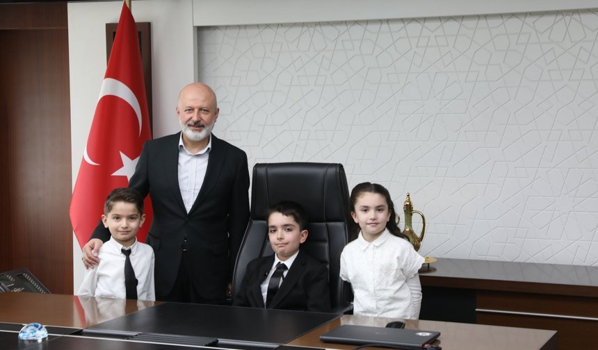 Başkan Çolakbayrakdar, Koltuğu Çocuklara Devretti