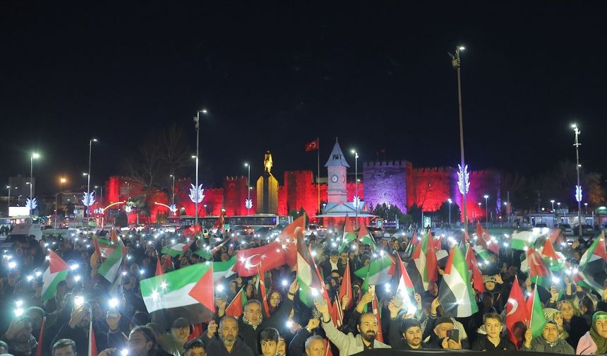 Cumhuriyet Meydanı’nda ‘Filistin’i Unutma Yürüyüşü’