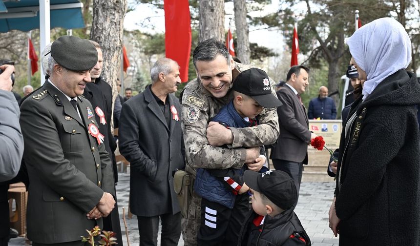 Şehit polisler mezarı başında dualarla anıldı