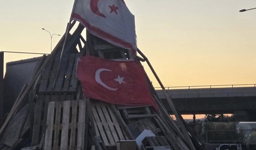 Güney Kıbrıs'taki Paskalya kutlamalarında, Türk bayrakları ve Hulusi Akar hedef alındı