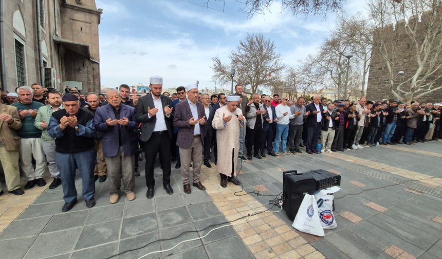Kayseri’de Yürek Yakan Dua: Eğitimciler Kahramanmaraş İçin Saf Tuttu