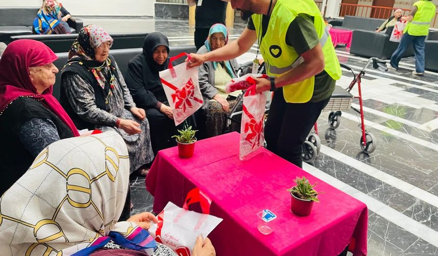 Huzur Evi’nde Ulu Çınarlara Gençlerden Anlamlı Bayram Ziyareti