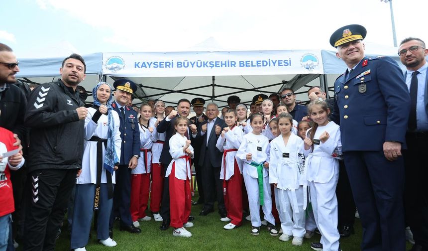 Başkan Büyükkılıç, 19 Mayıs Kutlamalarında Gençlerin Coşkusuna Ortak Oldu