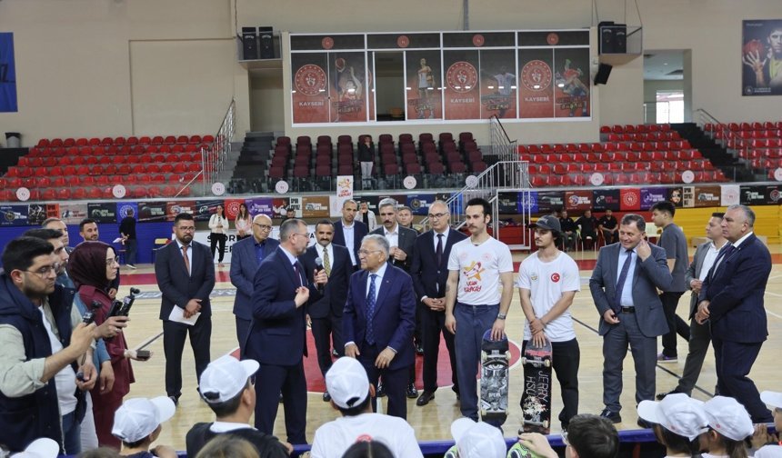 Başkan Büyükkılıç, Uçan Kaykay Projesi’nde Gençlerle Buluştu