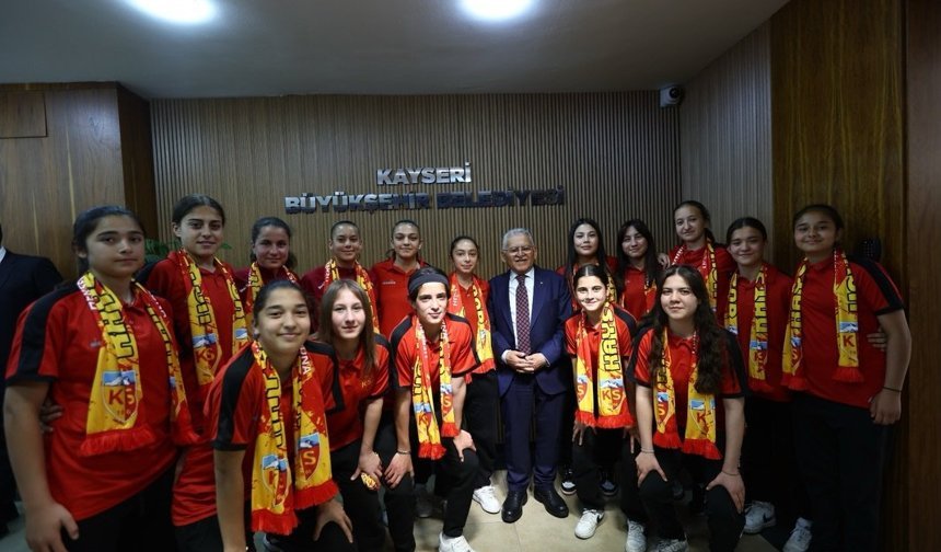Başkan Büyükkılıç’tan Süper Lig’e Yükselen Kadın Futbol Takımına Tebrik