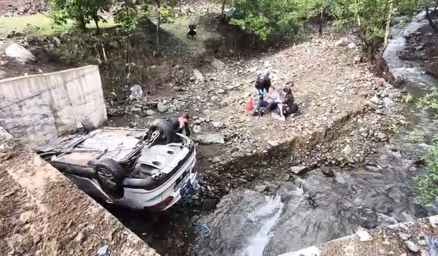 Otomobilin Köprüden Devrildiği Kazada 2 Kardeş Yaralandı