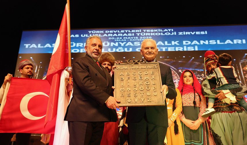 Türk Dünyası Gösterisi Büyüledi
