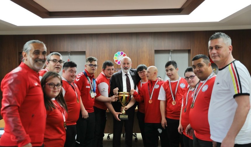 Başkan Çolakbayrakdar, Kocasinan’ın Altın Sporcularını Ağırladı