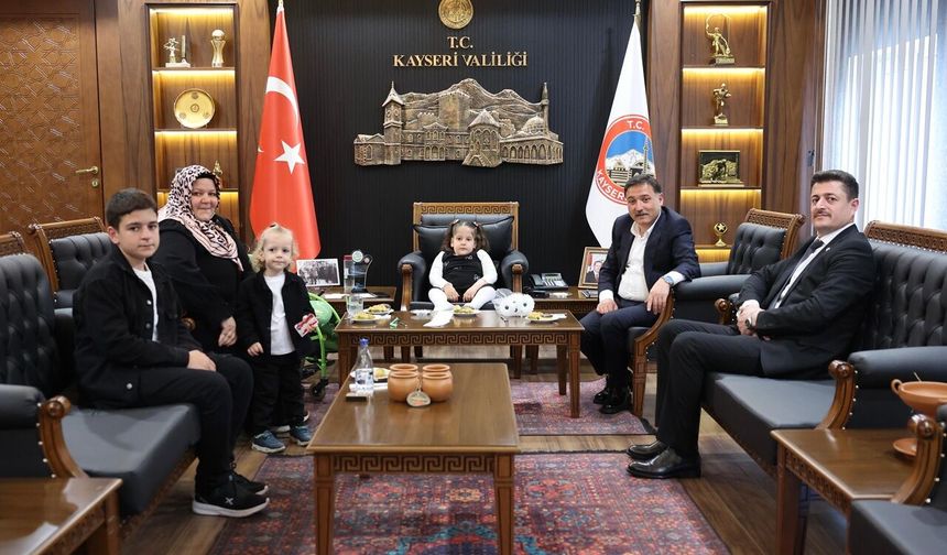 Vali Çiçek, Engelli Birey Rüveyda Tanış ve Ailesini Makamında Kabul Etti