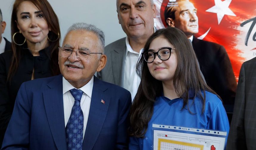 Başkan Büyükkılıç Öğrencilerin Karne Sevincine Ortak Oldu