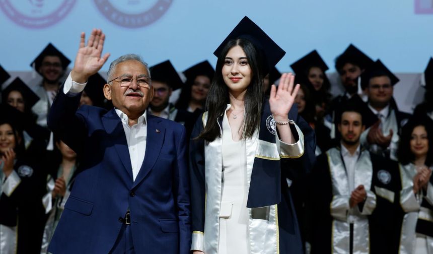 Başkan Büyükkılıç, Çiçeği Burnunda Diş Hekimlerinin Diploma Heyecanına Ortak Oldu
