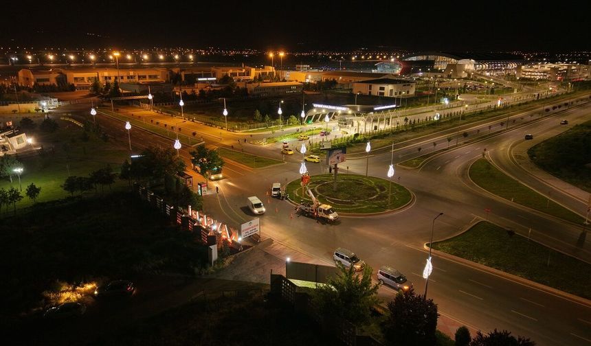 Büyükşehir’den Havalimanı Yolunda Aydınlatma Sistemlerine Estetik Dokunuş