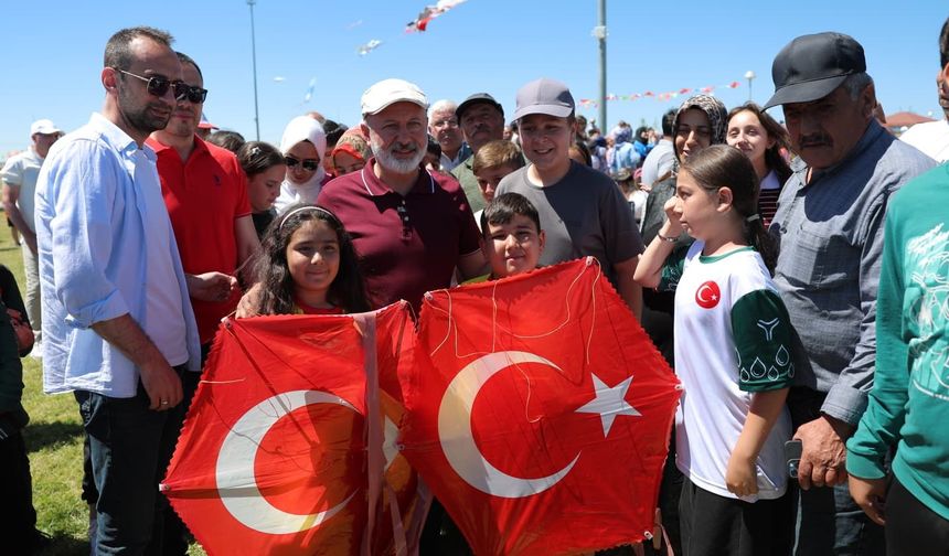 Kocasinan’da Gökyüzü Renklendi, On Binlerce Vatandaş Şenlikte Buluştu