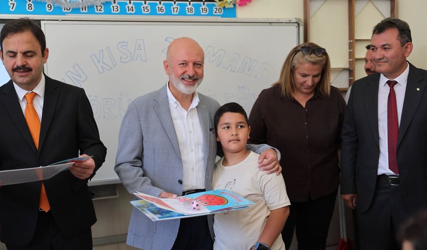 Başkan Çolakbayrakdar, Karne Sevinci Yaşayan Öğrencileri Tebrik Etti