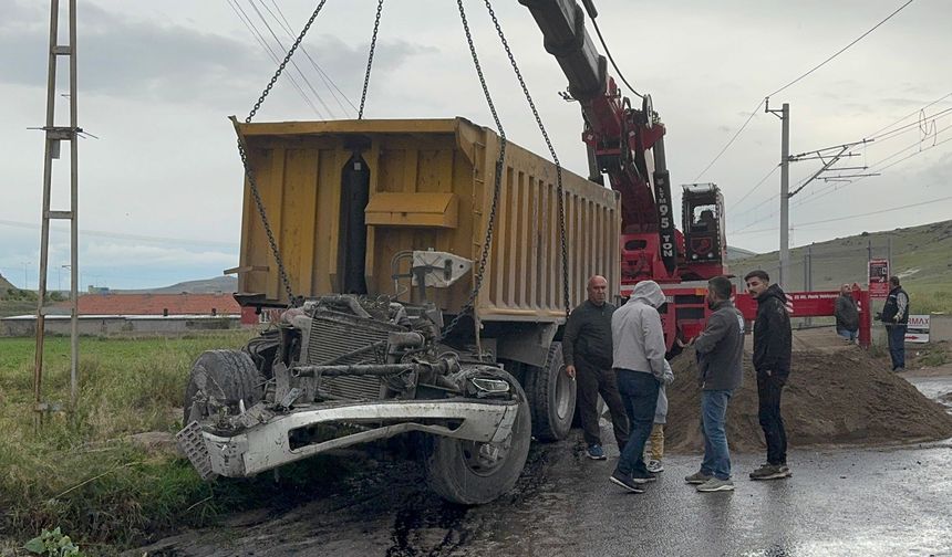 Tren ile Kamyon Çarpıştı: 2 Yaralı