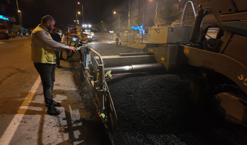 Büyükşehir’den Yoğunburç Alt Geçidi’nde Gece Yarısı Sıcak Asfalt Mesaisi