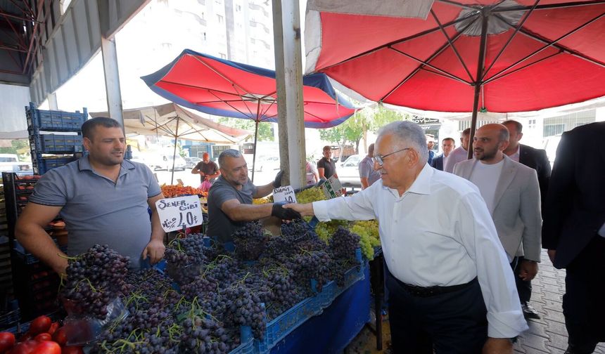 Başkan Büyükkılıç, Hürriyet Pazar Yeri'nde Esnaf ve Vatandaşlarla Buluştu