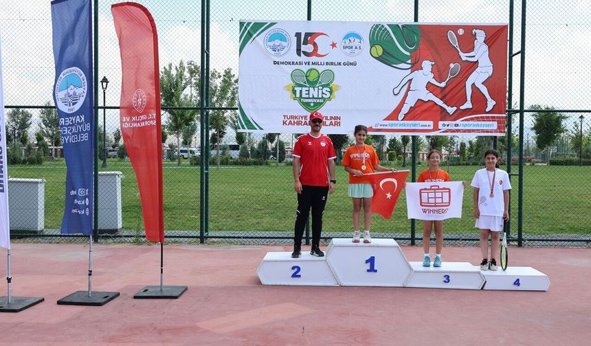 Büyükşehir'in 15 Temmuz Tenis Turnuvası Şampiyonları Belli Oldu