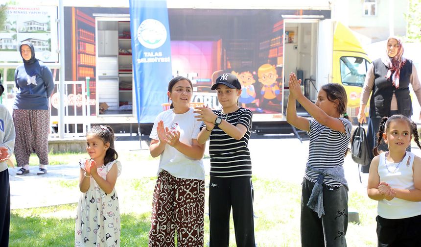 Kütüphane Geziyor, Çocuklar Hem Okuyor Hem Eğleniyor