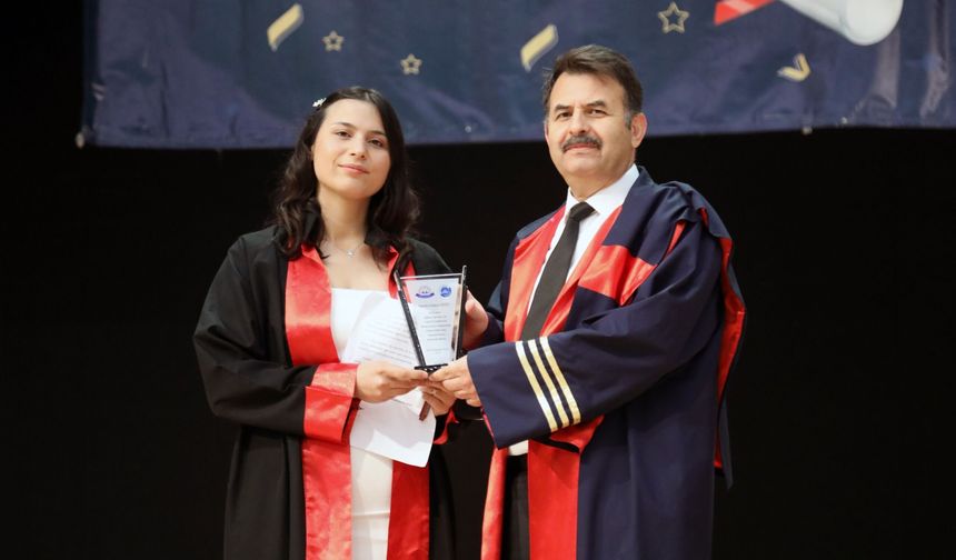 ERÜ Eğitim Fakültesi Yeni Mezunlarını Verdi
