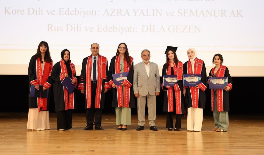 ERÜ Edebiyat Fakültesi’nde Mezuniyet Coşkusu Yaşandı