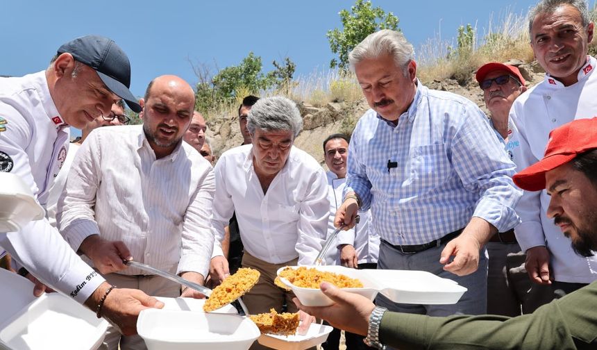 648. Mimar Sinan’ı Anma ve Evliyalar Günü Pilav Etkinliği Gönülleri Bir Araya Getirdi