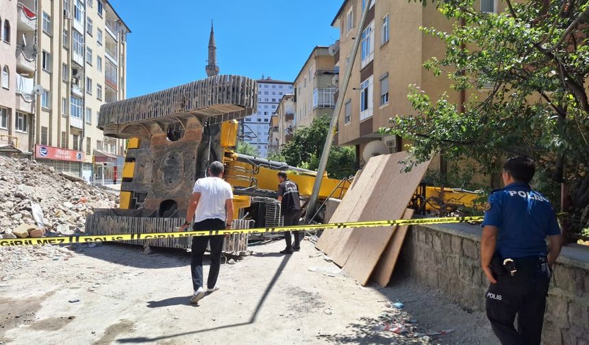 Sahabiye'de İş Kazası; Kepçe Devrildi